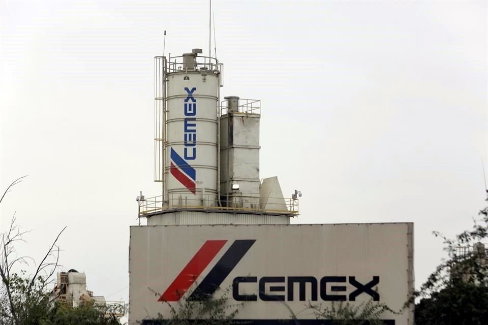 Cemex dijo que en México las ventas netas disminuyeron 14 por ciento en el trimestre terminado en junio.