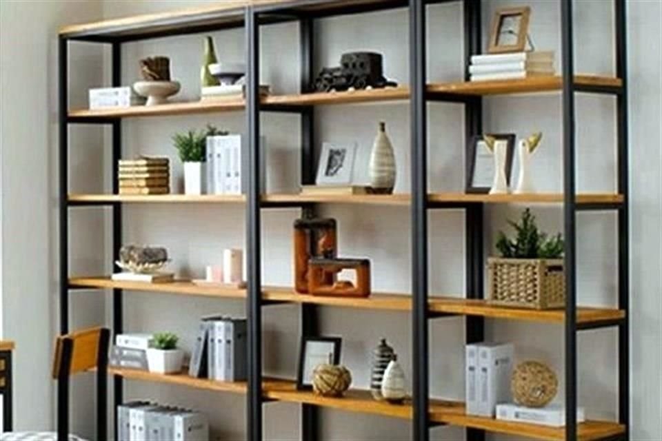 Se recomienda combinar libros, jarrones y elementos decorativos en un librero.