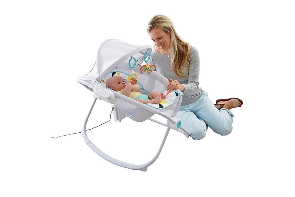 Acostar al bebé en la cuna Premium Auto Rock 'n Play Sleeper de Fisher-Price te dará el control de sus arrullos.