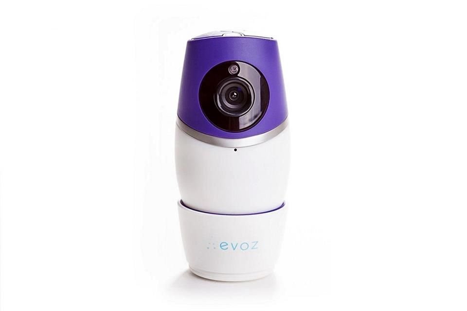 Enlazado a la red, Evoz WiFi Baby Glow Monitor graba en HD, ya sea en el día o la noche con la luz integrada.