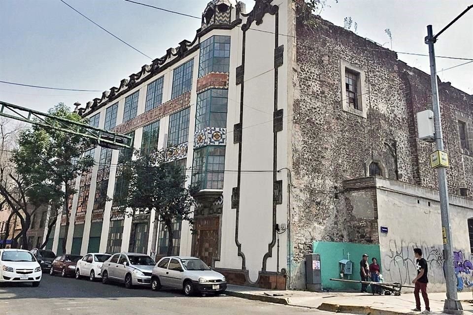 La casa en la Colonia Guerrero, que en 2010 ofreció el Gobierno de la CDMX a los autores indígenas, tiene un vidrio roto y otros deteriorados.