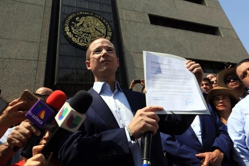 Ricardo Anaya acudió hoy a las instalaciones de la PGR para entregar un oficio dirigido al encargado de despacho.