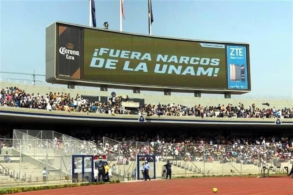 En la pantalla del Estadio Universitario apareció la primera muestra de rechazo al tráfico de drogas en el campus.