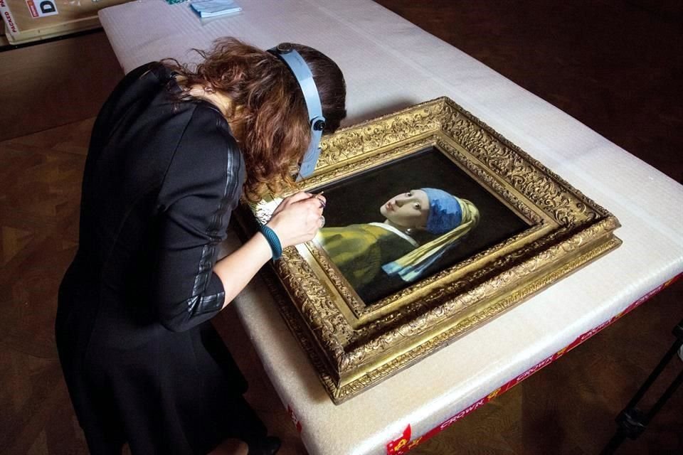 Fotografía facilitada por el Museo Mauritshuis de la obra 'Joven de la perla' (1665), del pintor holandés Johannes Vermeer, que se somete a partir de hoy a una minuciosa radiografía.