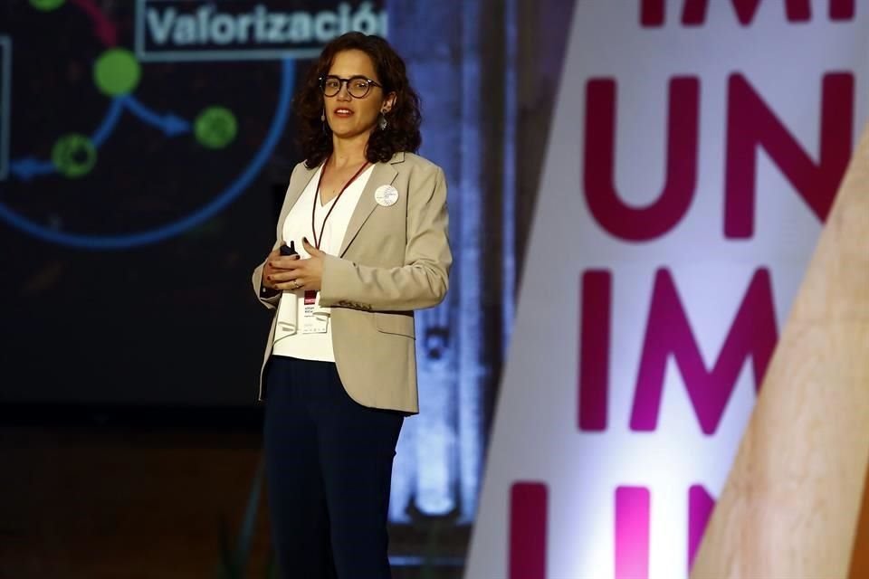 Adriana Ruiz Almeida expuso su propuesta para aprovechar desechos orgánicos durante el Women 4 Climate.