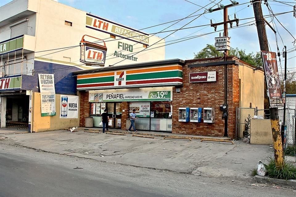 El asalto fue cometido en el 7-Eleven ubicado en el cruce de las avenidas Ruiz Cortines y Churubusco, en la Colonia Industrias de Vidrio, primer sector, en San Nicolás.