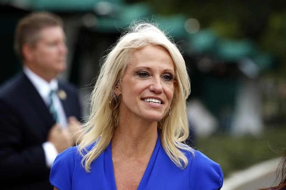 Oficina de Asesoramiento Especial de EU acusó a Kellyanne Conway de violar ley federal el año pasado al apoyar candidatura de un republicano.