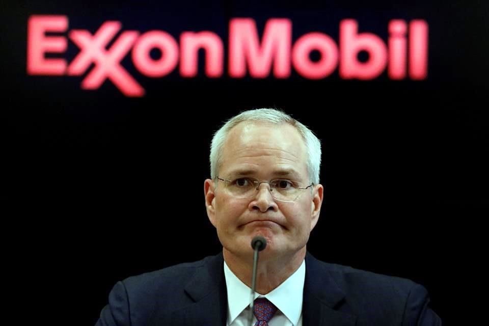 Darren Woods, presidente ejecutivo de Exxon Mobil Corp, ha recurrido a despedir a miles de empleados, recortar los beneficios de jubilación y cancelar ambiciosos proyectos de crecimiento.