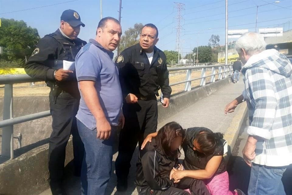 Agentes de la SSP evitaron que una menor falleciera arrojándose de un puente vehicular, en la Colonia Merced Gómez, en Álvaro Obregón.