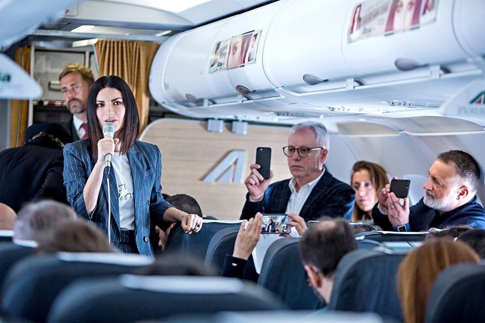 Laura Pausini presentó ayer en Italia el disco Hazte Sentir, a bordo de un avión.