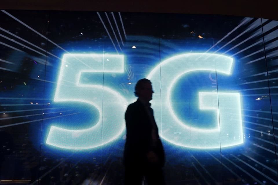 A visitors walks past a 5G sign during Mobile World Congress in Barcelona, Spain, February 28, 2017. REUTERS/Eric Gaillard