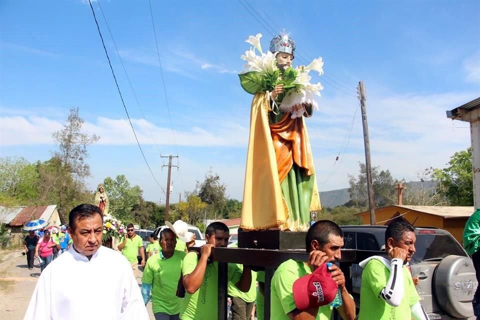 La imagen de San José, como cada año, fue subida por miles de feligreses entre la sierra por varios kilómetros hasta la parroquia del santuario El Chorrito.