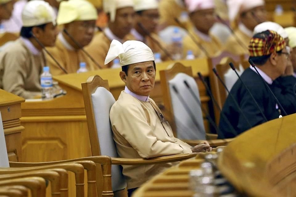 Myanmar estrenó su primer Gobierno elegido democráticamente el 30 de marzo de 2016.