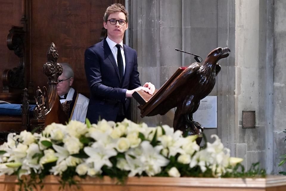 Eddie Redmayne, quien ganó el Óscar por su papel como Hawking, leyó un pasaje del Eclesiastés