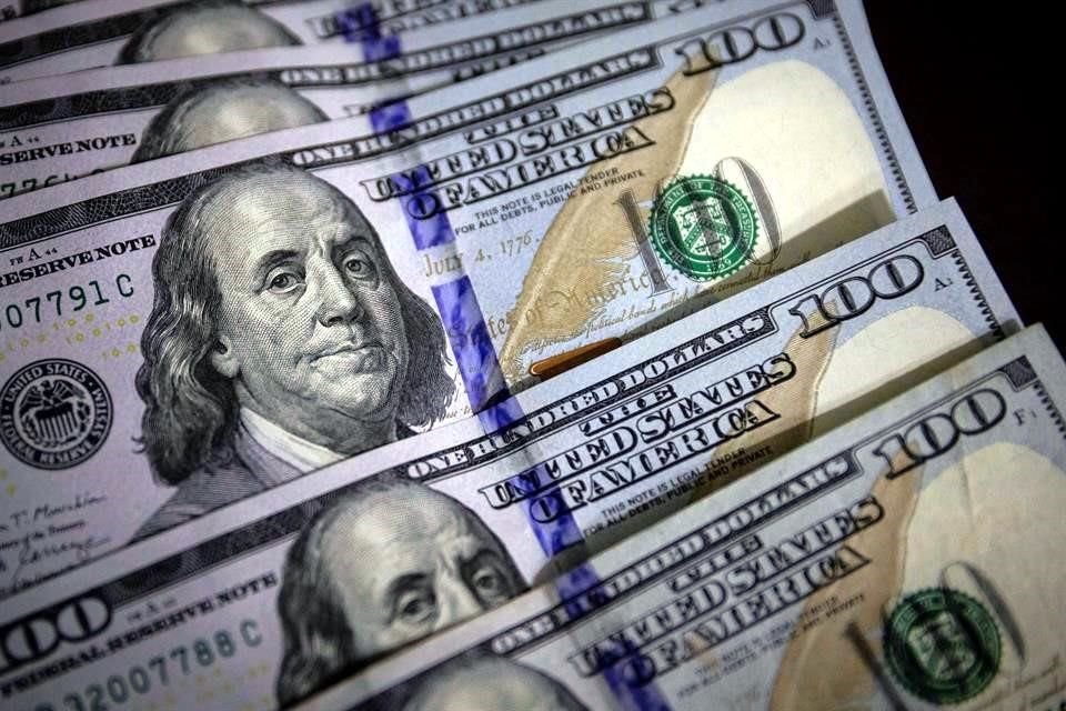 Al mayoreo, el dólar descendió 4.40 centavos, al venderse a 20.5790 pesos.