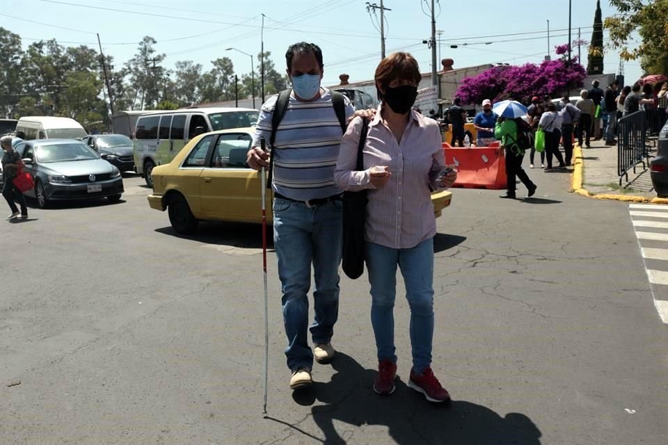 Blas Andrade salió de la UAM Xochimilco caminando despacio mientras sostenía el hombro derecho de su esposa, Silvia.