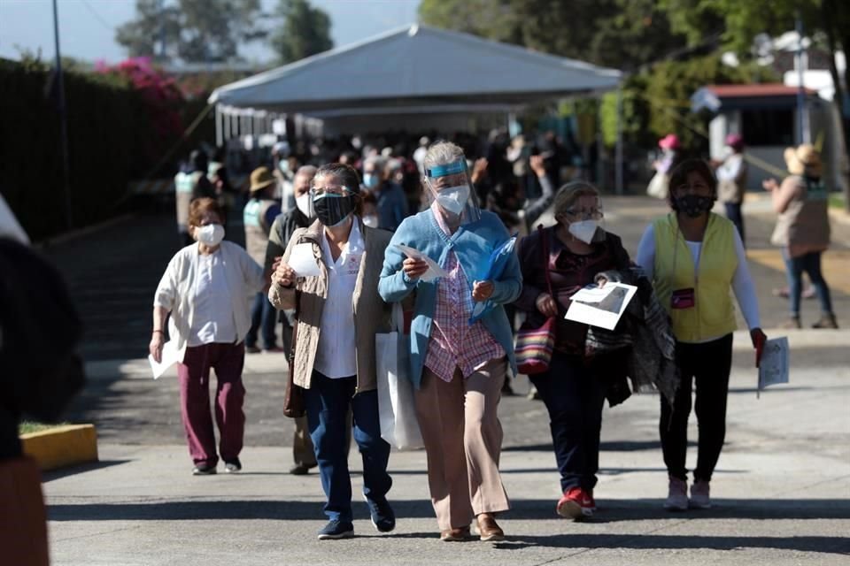 Otros, como María Hermelinda, de 76 años, llegaron en microbús, desde donde el conductor pidió que le ayudaran ante dificultades con su bastón y problemas de movilidad derivados del confinamiento.