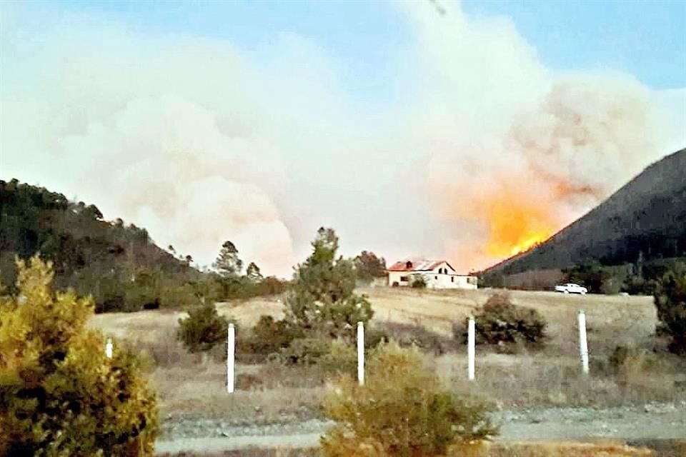 Un incendio en la Sierra de Santiago ha hecho daño en más de 2 mil hectáreas.