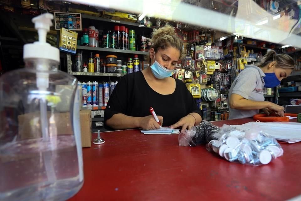 Las mujeres ganan aún menos respecto a los hombres en sectores laborales donde predominan, según el Imco.