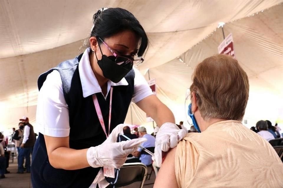 Unos 4 mil 400 adultos mayores de 60 años rezagados para la vacuna contra Covid-19 en la Ciudad de México finalmente recibieron la dosis