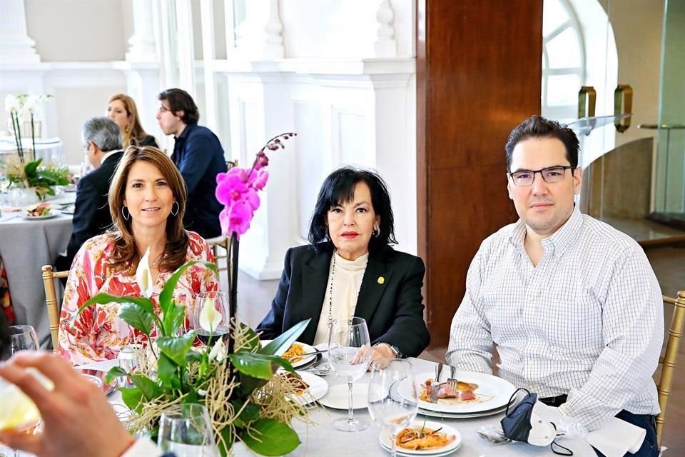Verónica Guerra de Lobo, María Irma de la Garza de Lobo y Kiko Lobo