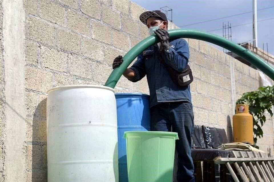 La Comisión del Agua del Estado de México (CAEM) informó que cuenta que las 63 pipas se encargará de distribuir agua en los 13 municipios que se verán afectados por la reducción de suministro.