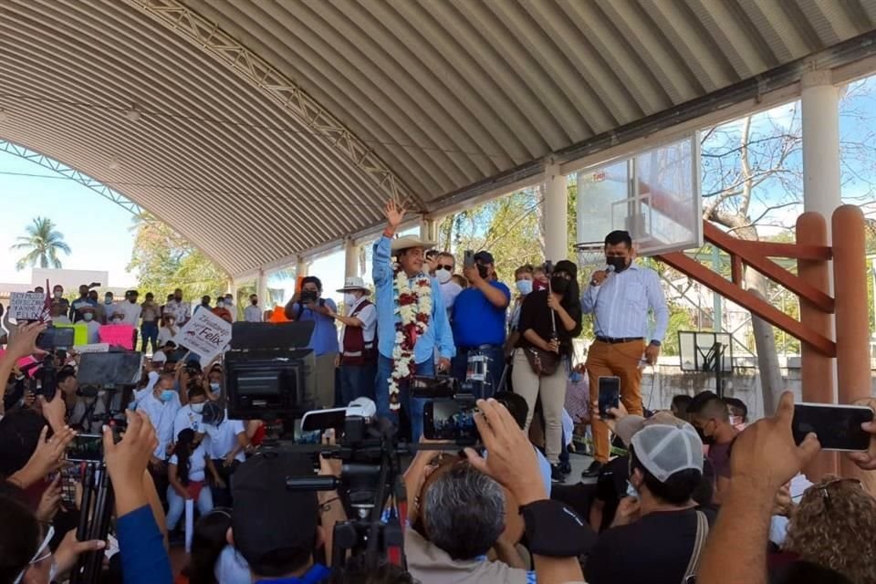 Salgado Macedonio encabezó un acto proselitista en Zihuatanejo.