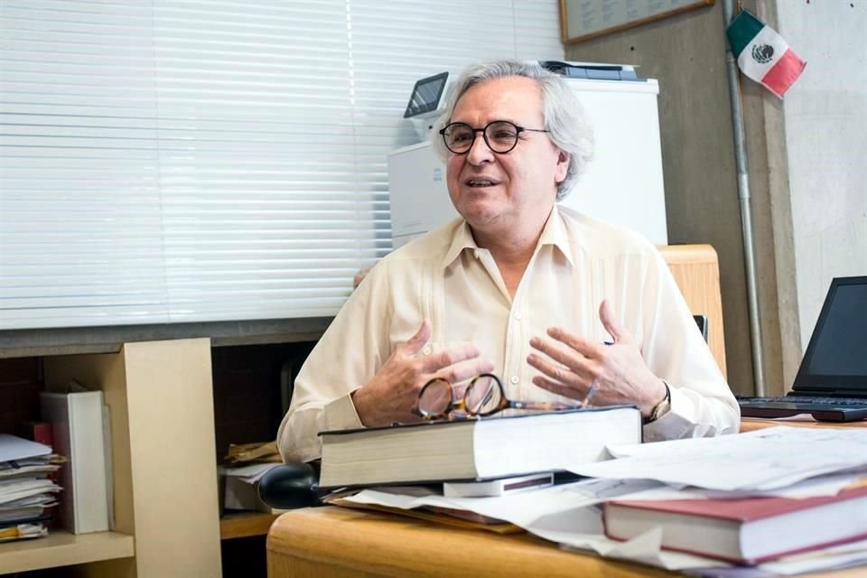 Romo Trujillo, reconocido internacionalmente por sus estudios en torno al cerebro, la percepción y la toma de decisiones, fue galardonado con el Premio Nacional de Ciencias en el año 2000.
