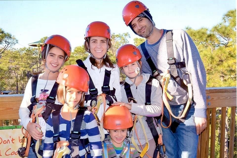 En 'Gatorland', en un viaje familiar a Orlando, Florida. Aparecen Julia Treviño Ovalle, Irene Ovalle de Treviño, Miguel Treviño, Valentina Treviño Ovalle, Sara Treviño Ovalle y Jacobo Treviño Ovalle.