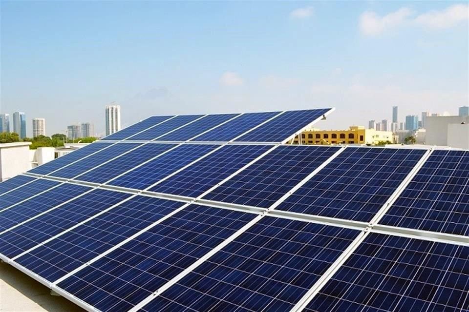 El uso de paneles solares es una opción que puedes tomar en cuenta si buscas invertir en algo para tu hogar y, al mismo tiempo, darle plusvalía.