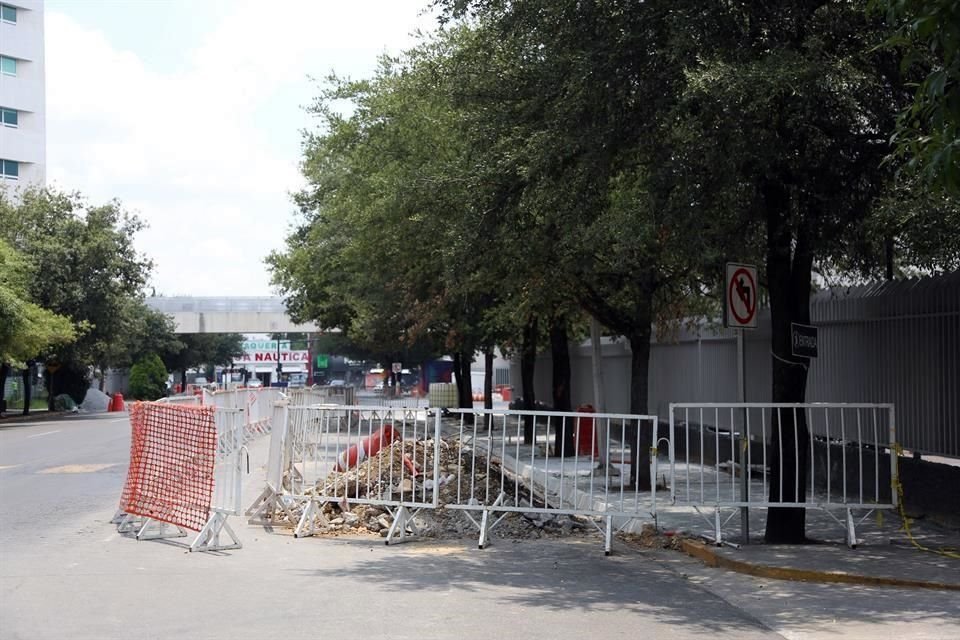 La rehabilitación de banquetas en García Roel, entre Garza Sada y Junco de la Vega, demoraría al menos hasta septiembre.