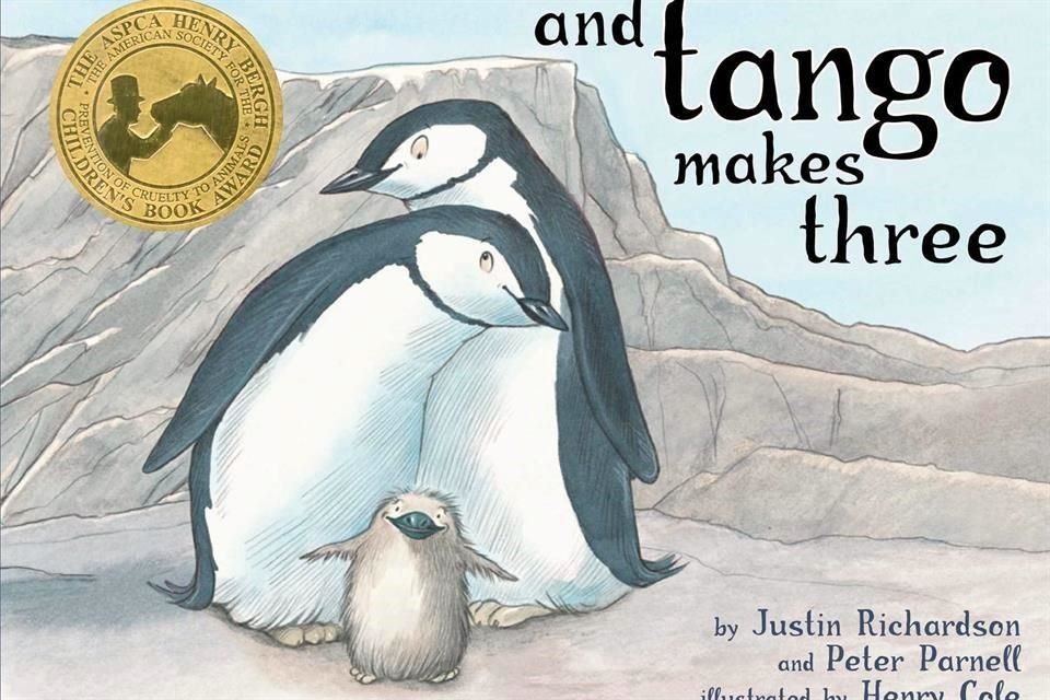 'And Tango Makes Three' ('Con Tango son tres') es un libro para niños basado en una historia real sobre dos pingüinos macho que incuban un huevo y lo crían.