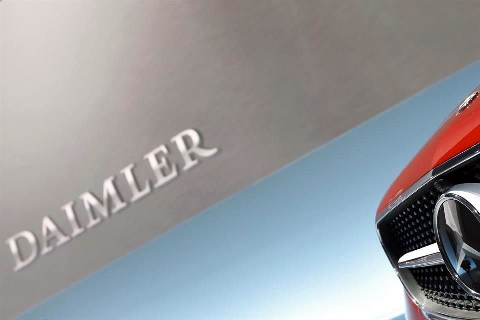 Daimler planea ampliar los programas de jubilación anticipada y de despido voluntario para reducir el personal administrativo en Alemania.