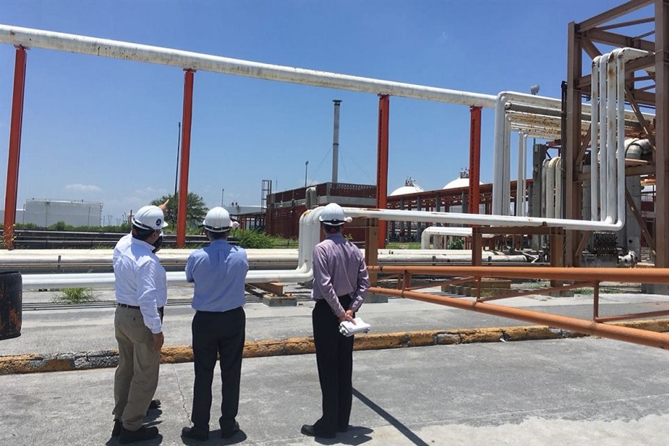Personal de la dependencia realizó un recorrido por las instalaciones de la refinería de Cadereyta.
