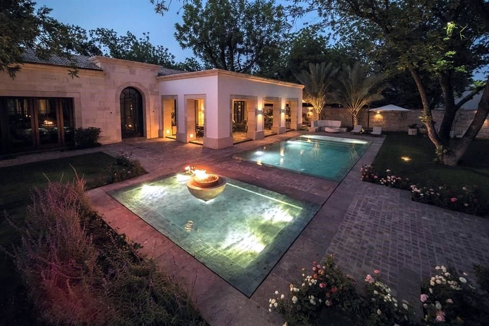 Una vez que ya se cuenta con la función principal de la piscina se tendrá una mejor idea de cómo equiparla.<br>Es posible incluir iluminación LED, chorros de agua o fuentes.