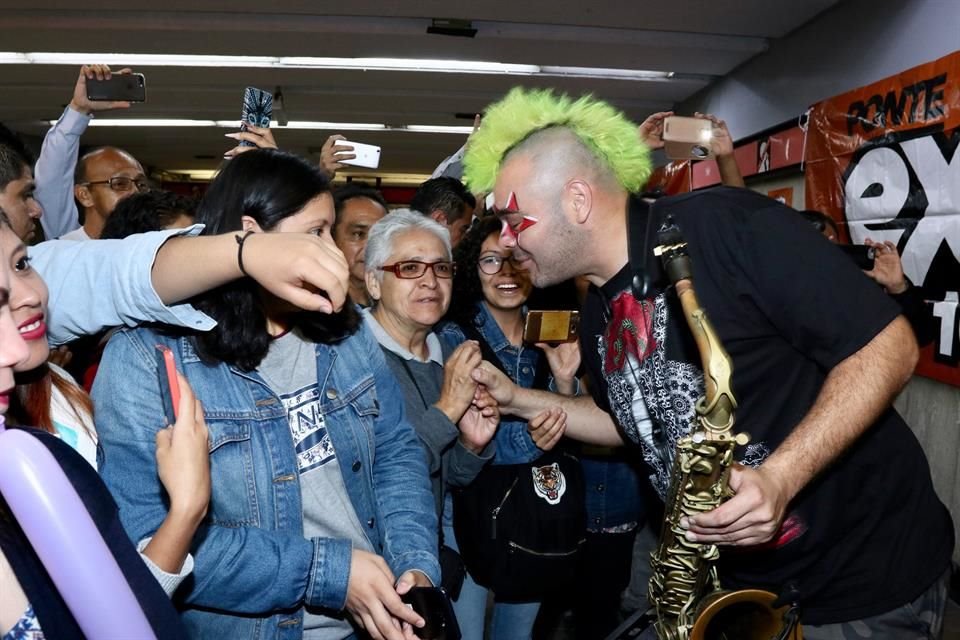 Los músicos convivieron con sus fans y recibieron regalos.