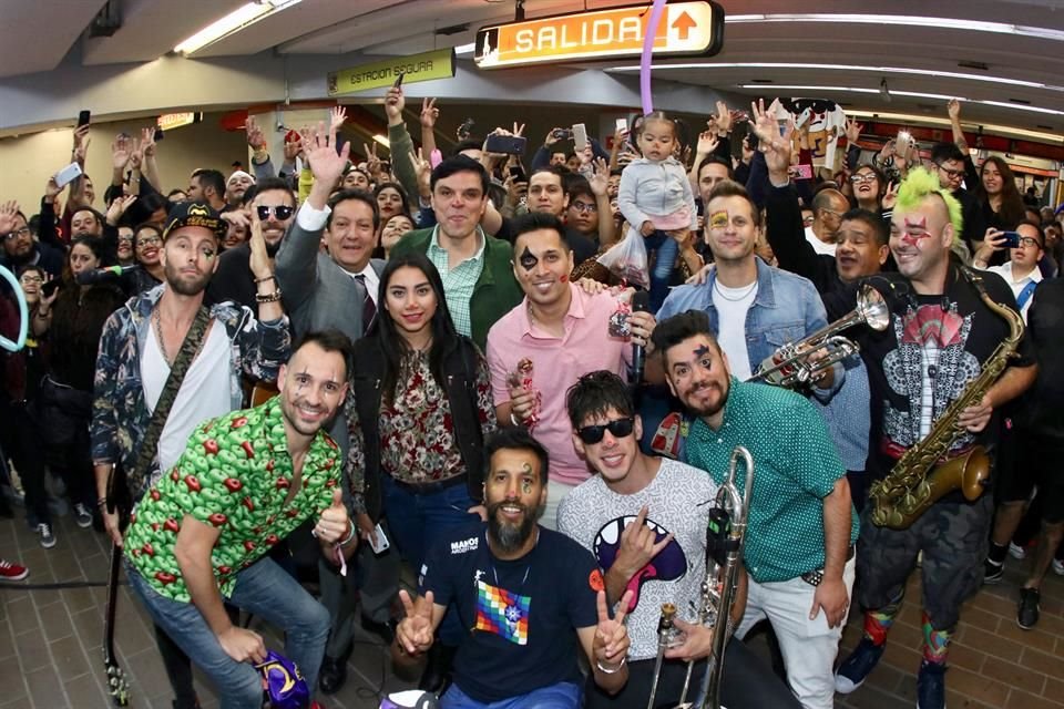 Los músicos convivieron con sus fans y recibieron regalos.