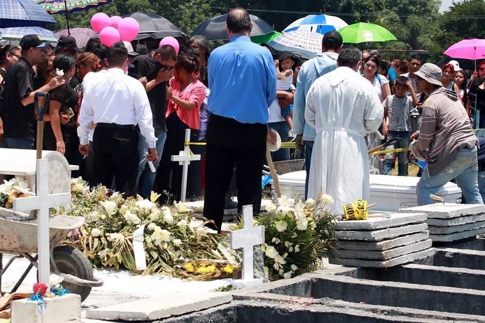 Ana Lizbeth Polina fue sepultada en el Panteón Jardines de la Sierra, en Juárez.