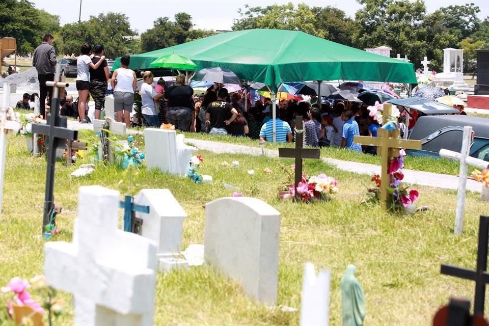 Familiares, amigos y vecinos de la Ana Lizbeth Polina ofrecieron una emotiva despedida a la menor.