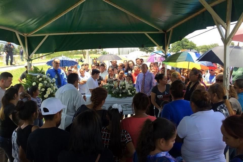 A las 14:20 horas, más de 150 personas acompañaron a los padres de la pequeña al acto.