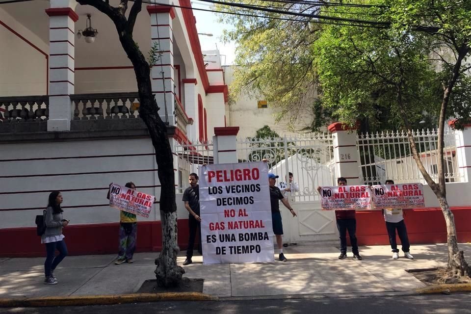 Hasta inconformes por la instalación de tuberías para gas natural acudieron a las oficinas del próximo Presidente a pedir ayuda y atención.
