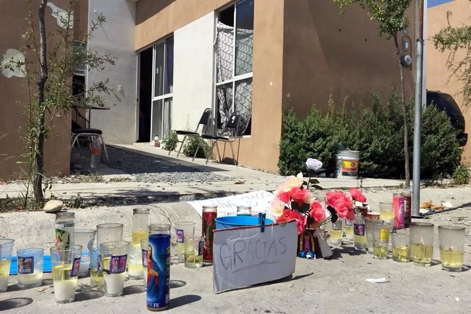 Afuera de la casa de la familia, en Juárez, vecinos colocaron decenas de veladoras y un recipiente con una hoja que dice 'gracias' para quienes quieran dejar alguna aportación económica.