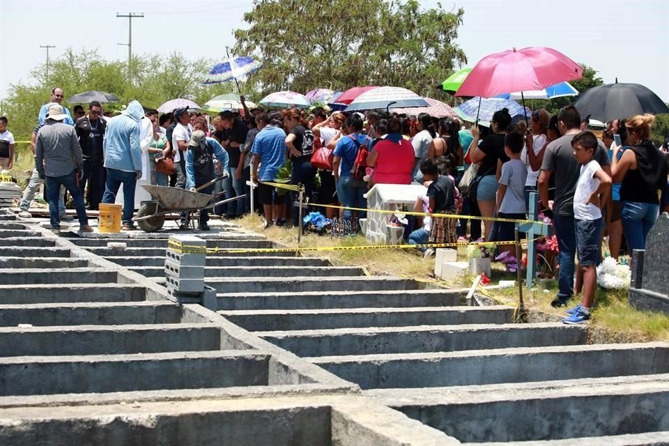 Al momento de bajar el féretro para su sepultura, los asistentes se unieron a coro para cantarle a la pequeña.