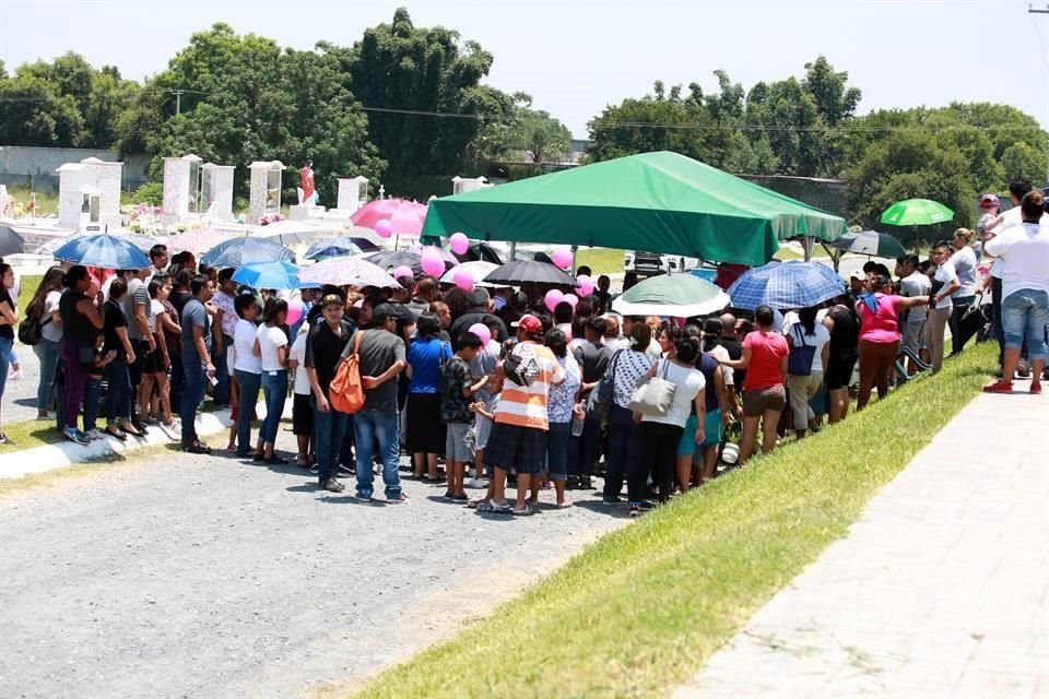 A las 14:20 horas, más de 150 personas acompañaron a los padres de la pequeña al acto.