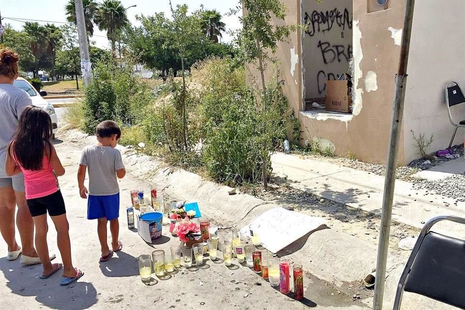 Junto a la casa de Anita -donde vecinos pusieron veladoras- hay un cuarto abandonado, grafiteado y con basura.