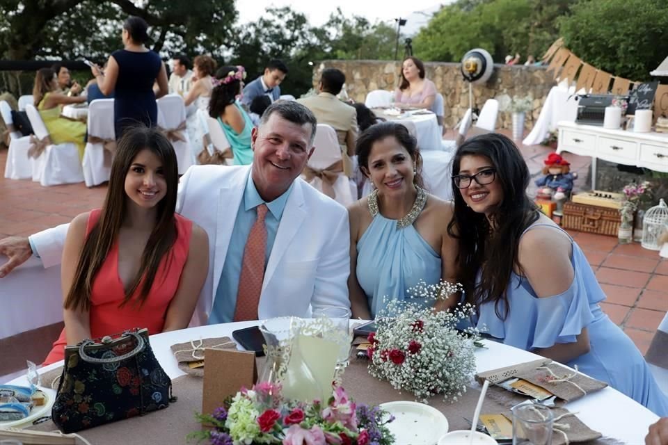 Danna González, Sergio González, Lissette de González y Giovanna González