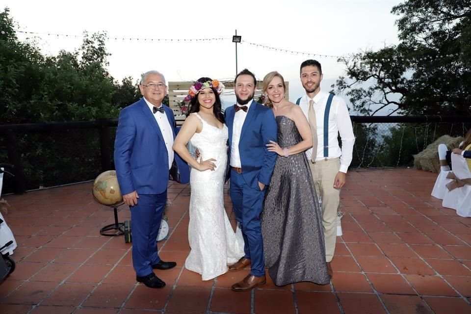 FAMILIA DEL NOVIO José Luis Ancira Gutiérrez, Wigelmy Gutiérrez Soto, José Luis Ancira González, Patricia González de Ancira y Adrián Ancira
