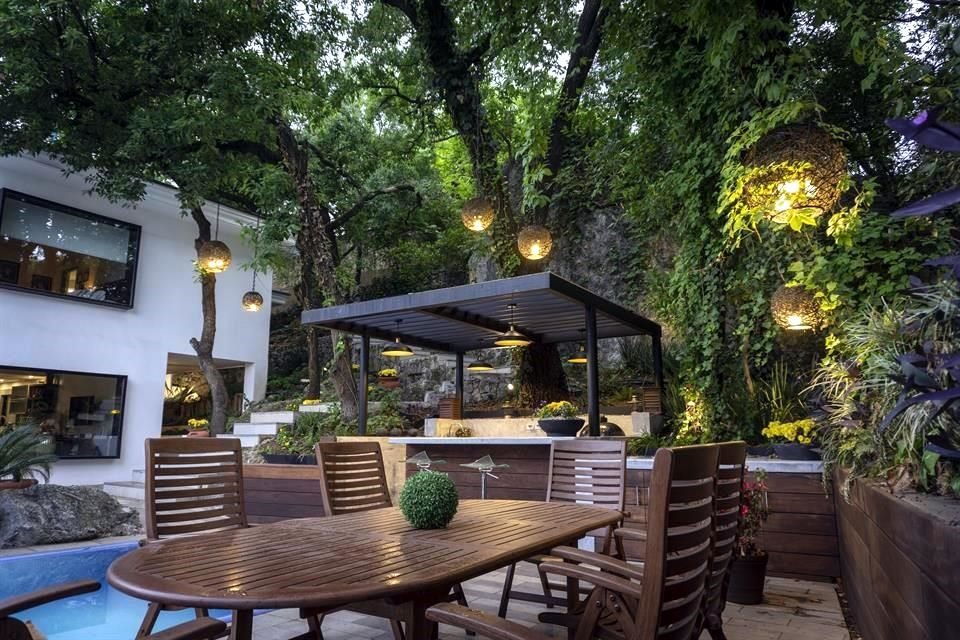 La iluminación del exterior permite disfrutar mejor el jardín y el área de la terraza.