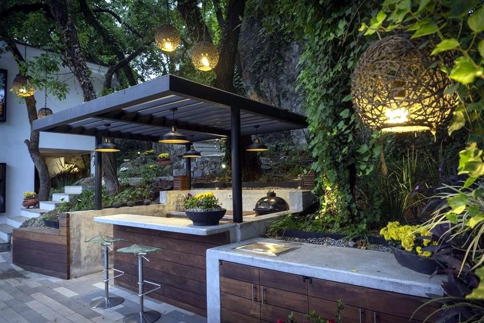 Para disfrutar del exterior de tu casa de forma segura y a toda hora del día es importante contar con una buena iluminación.<br>Además, permite resaltar la belleza del jardín y la fachada del inmueble.