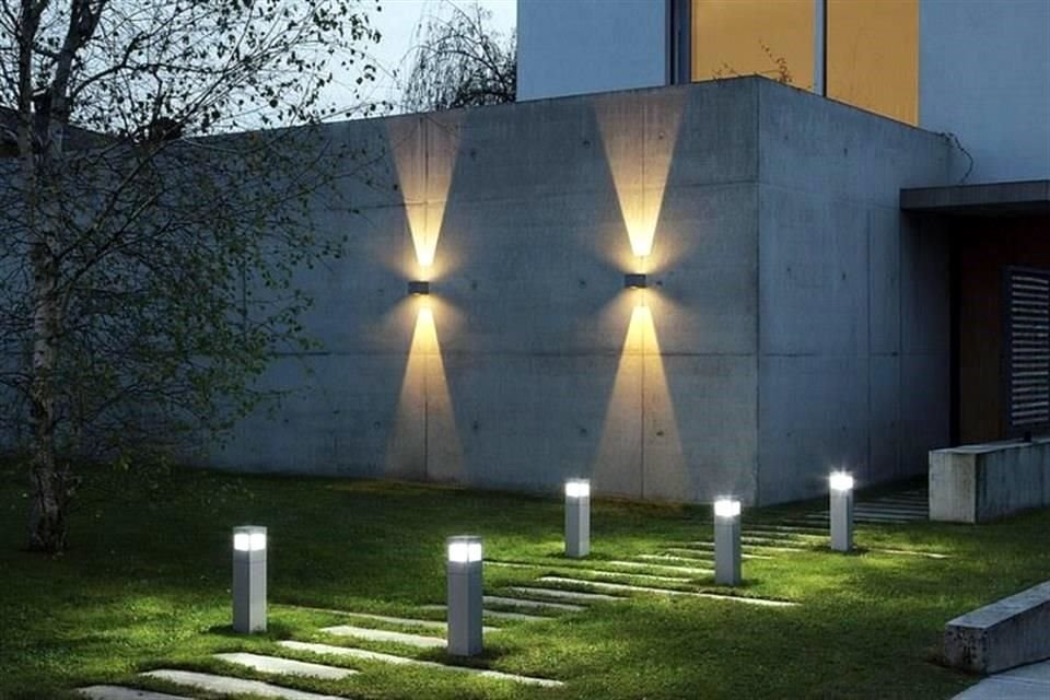 Escalones, caminos, plantas y árboles son elementos que también necesitan de una buena iluminación.